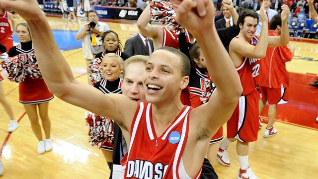 爱游戏在线入口 - 库里迎来十五赛季高光表现，公牛球迷沸腾！